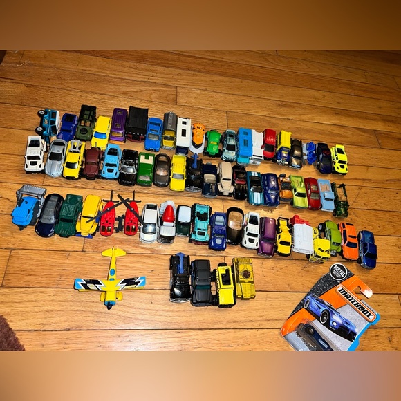Huge lot of ONLY Matchbox toy cars some vintage & some more recent years - Picture 1 of 5